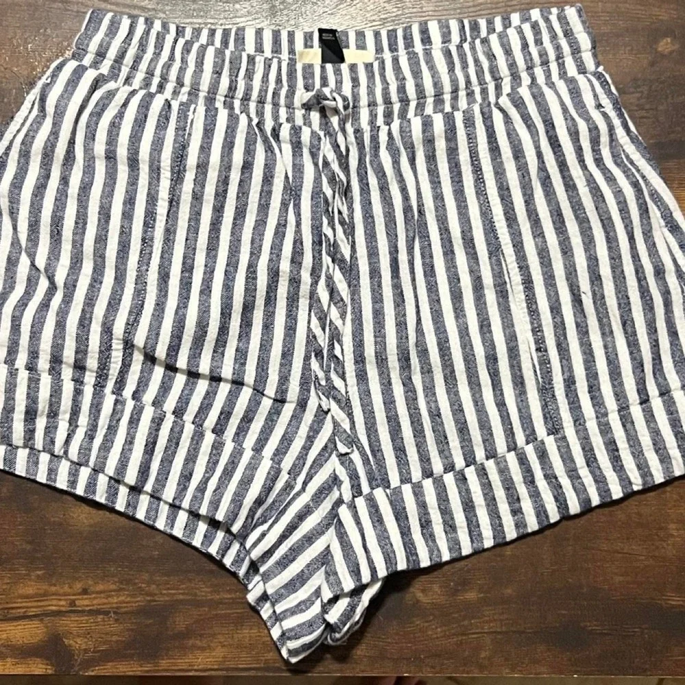 Universal Thread white and blue vertical striped shorts in XS 315.5